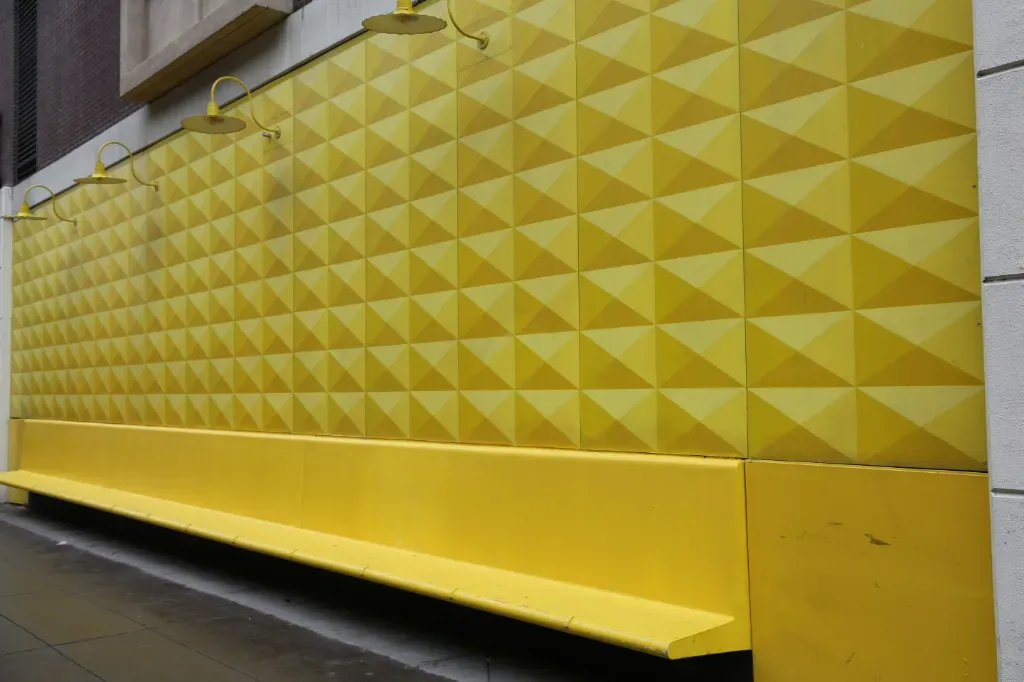 Płyty akustyczne czy tradycyjne materiały izolacyjne – co daje lepszy efekt?